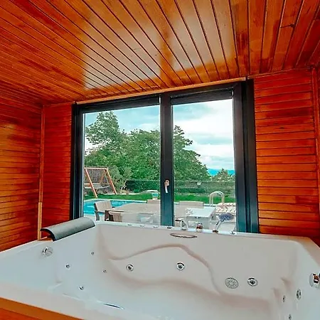 Wooden Palaces Hotell 3*